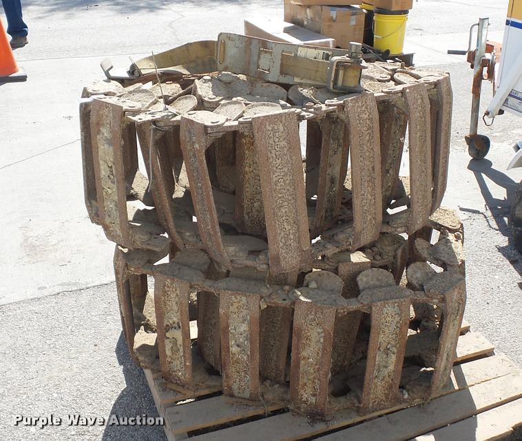 image for item DD9256 Loegering Trail steel skid steer tracks