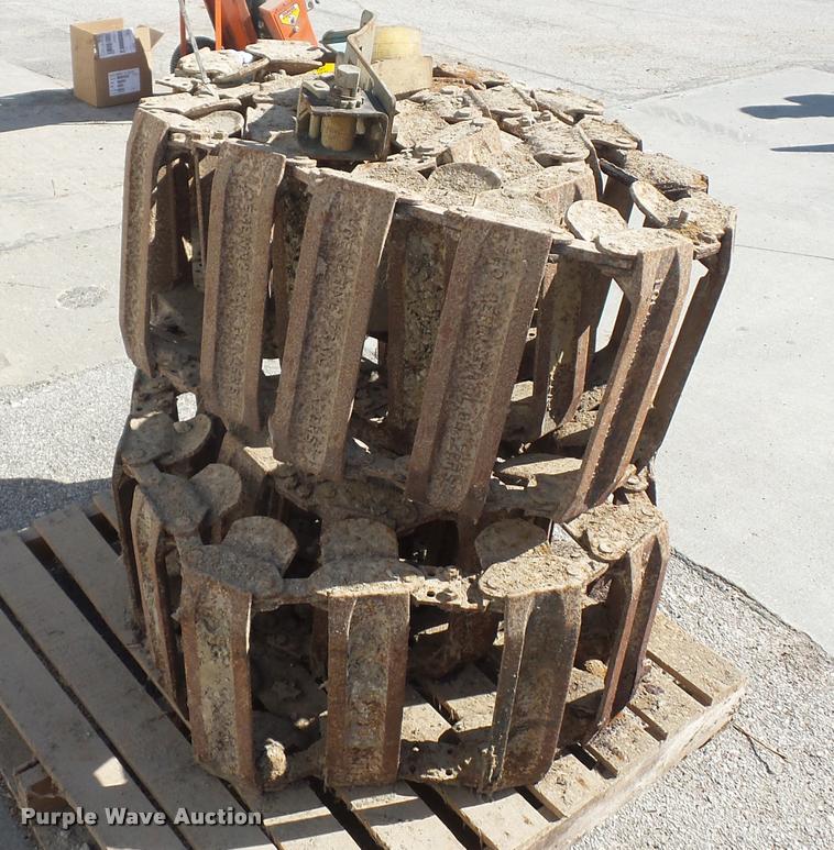 image for item DD9256 Loegering Trail steel skid steer tracks