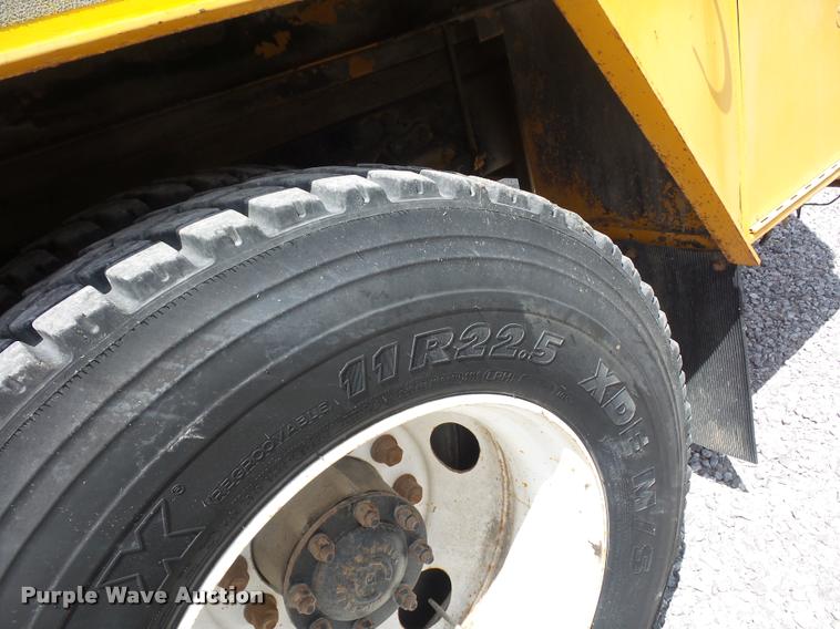 image for item DD9334 2001 Sterling M7500 Acterra jetter truck