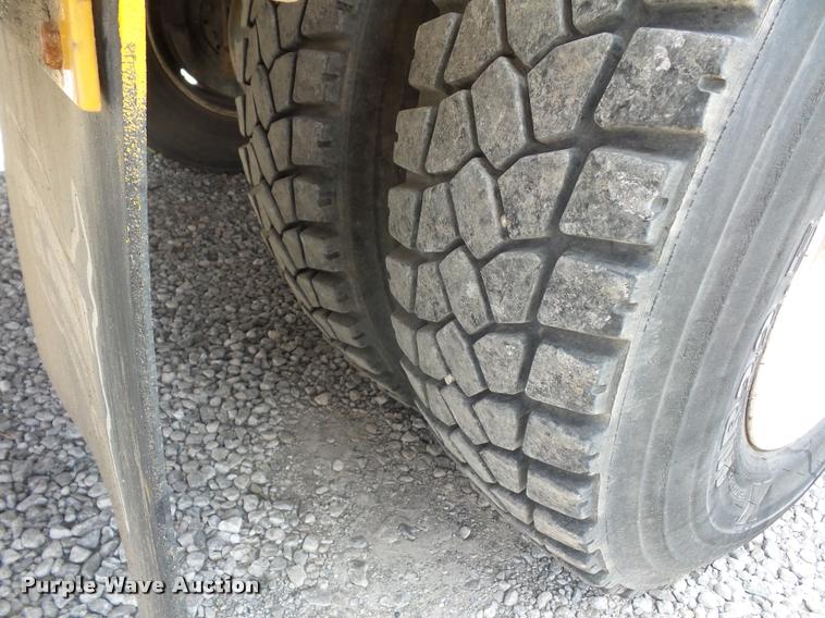 image for item DD9334 2001 Sterling M7500 Acterra jetter truck