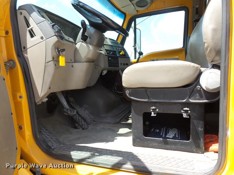 image for item DD9334 2001 Sterling M7500 Acterra jetter truck