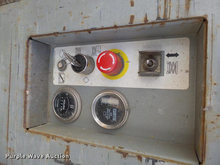 image for item J5445 1999 Mec 2033ES scissor lift