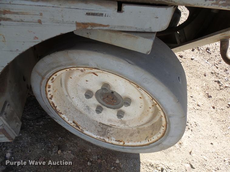 image for item J5445 1999 Mec 2033ES scissor lift