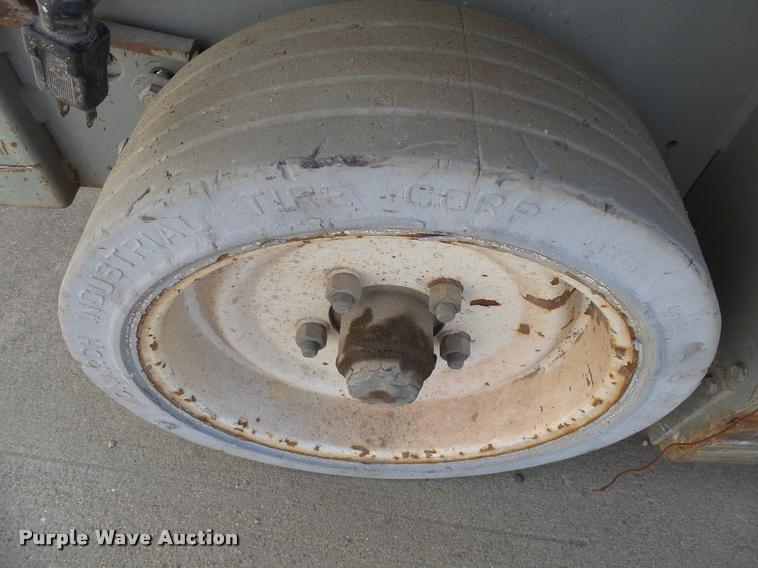 image for item J5445 1999 Mec 2033ES scissor lift