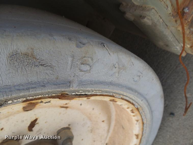 image for item J5445 1999 Mec 2033ES scissor lift