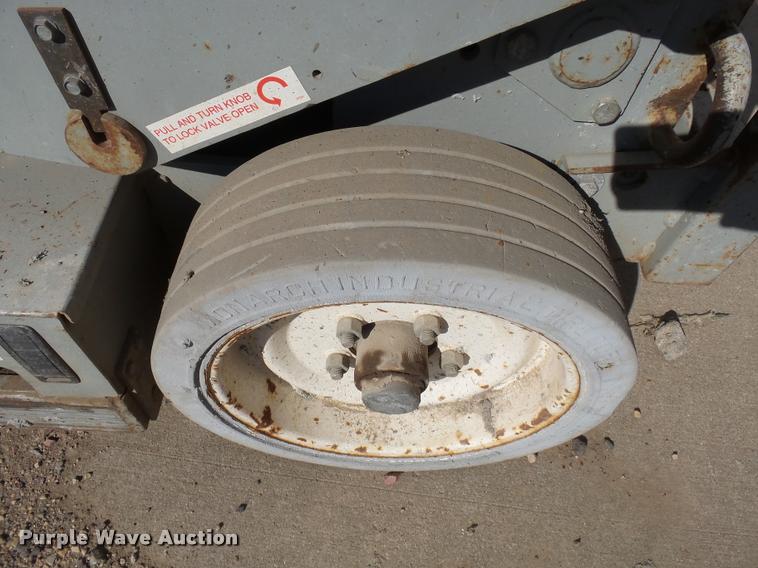 image for item J5445 1999 Mec 2033ES scissor lift