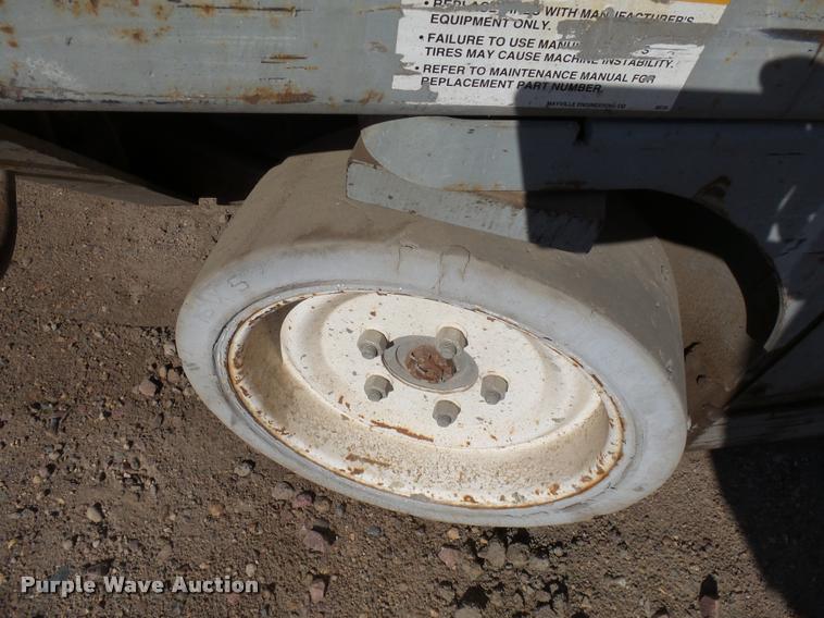 image for item J5445 1999 Mec 2033ES scissor lift