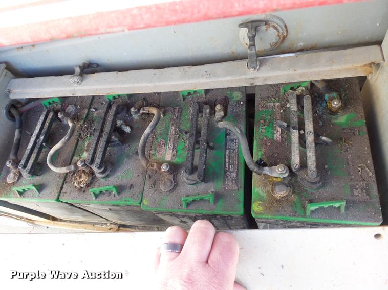 image for item J5445 1999 Mec 2033ES scissor lift