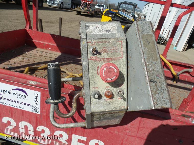 image for item J5445 1999 Mec 2033ES scissor lift