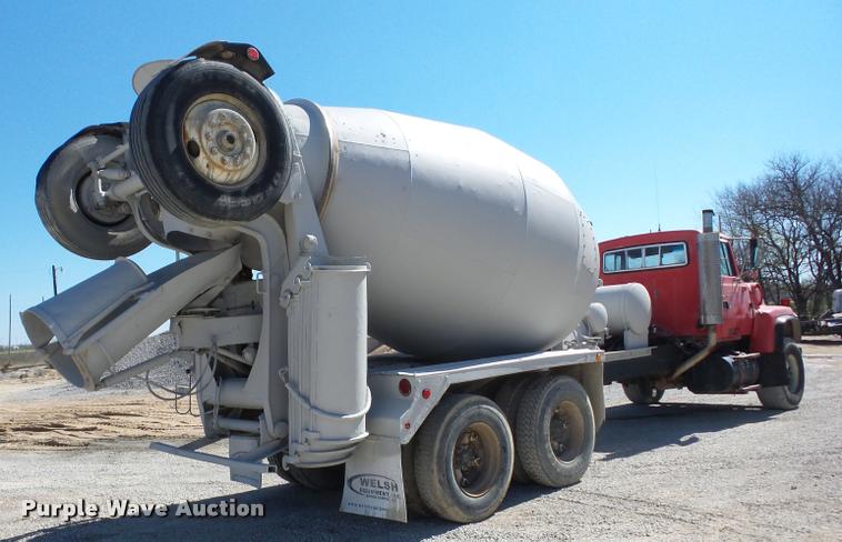 image for item J8646 1995 Ford LT9000 ready mix truck