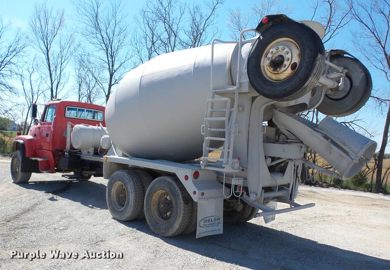 image for item J8646 1995 Ford LT9000 ready mix truck