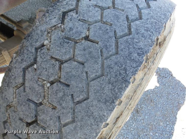 image for item J8646 1995 Ford LT9000 ready mix truck