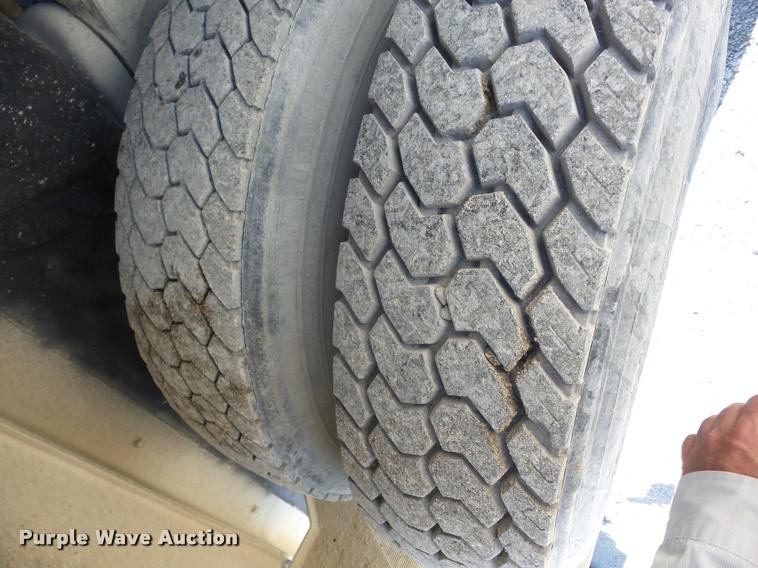 image for item J8646 1995 Ford LT9000 ready mix truck