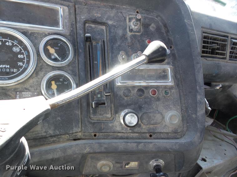 image for item J8646 1995 Ford LT9000 ready mix truck