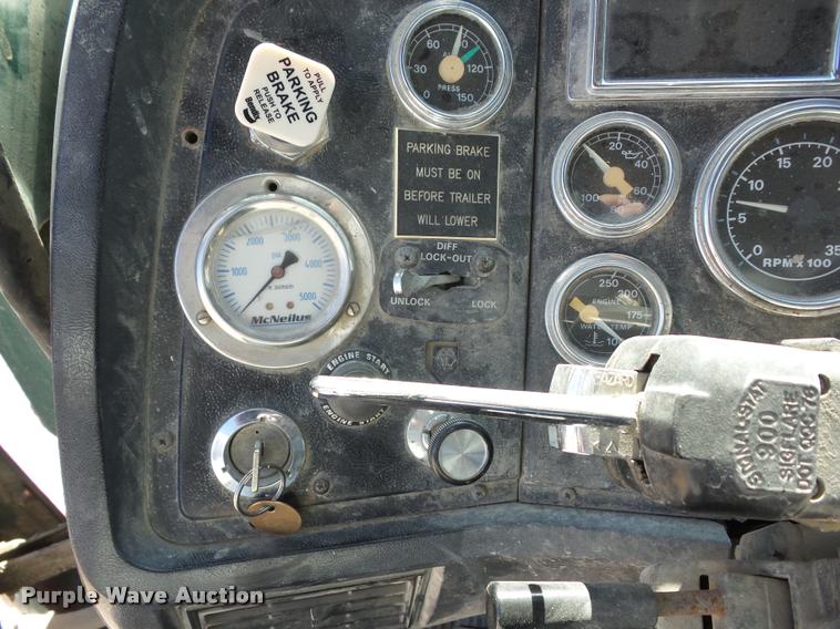 image for item J8646 1995 Ford LT9000 ready mix truck