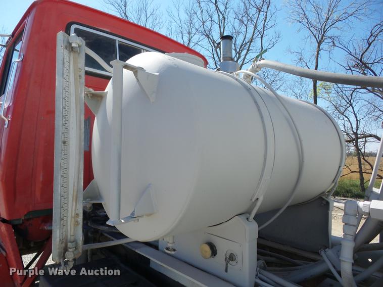 image for item J8646 1995 Ford LT9000 ready mix truck