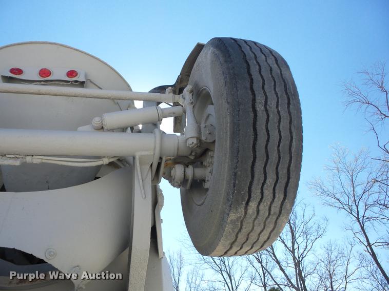 image for item J8646 1995 Ford LT9000 ready mix truck