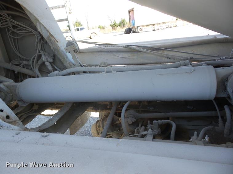 image for item J8646 1995 Ford LT9000 ready mix truck