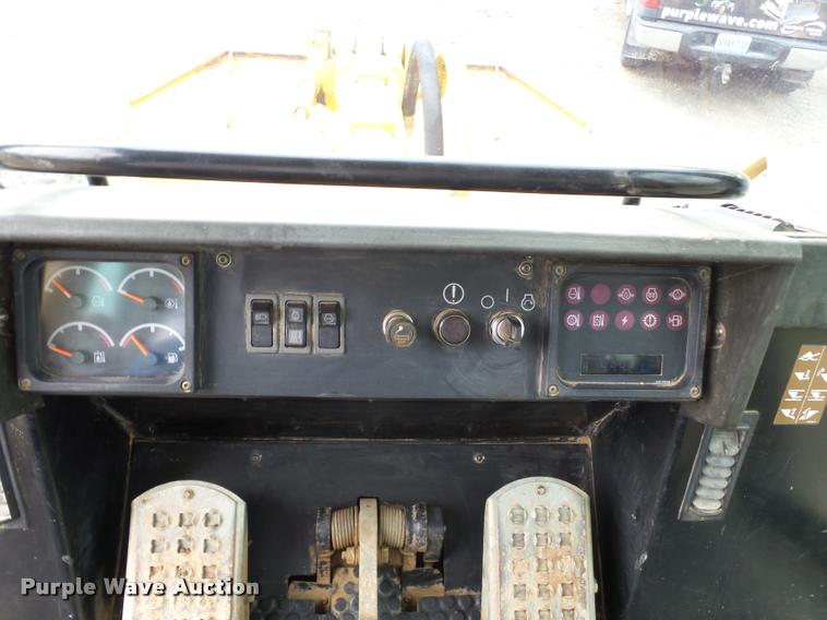 image for item K3287 1999 Caterpillar 953C track loader