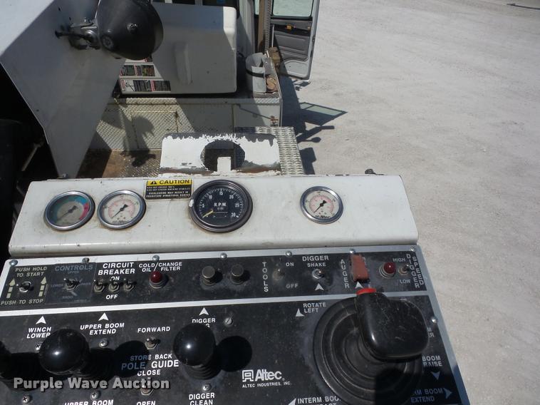 image for item K6476 2002 Freightliner FL80 digger derrick truck