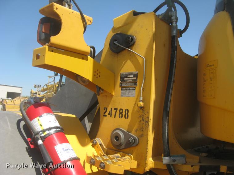 image for item L2385 2009 Volvo L90F wheel loader