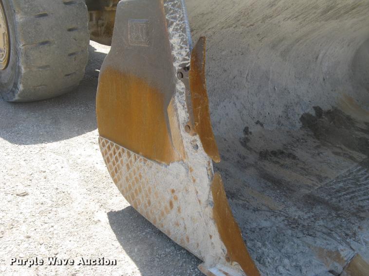 image for item L2387 2004 Caterpillar 988G wheel loader