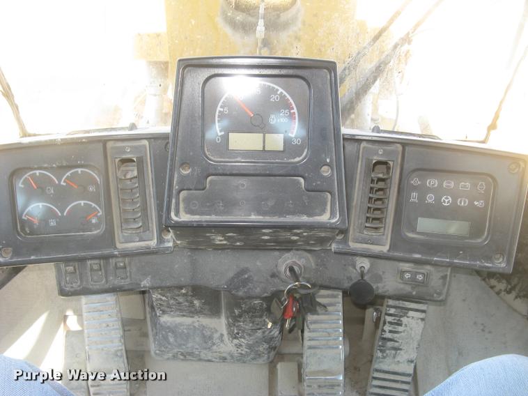 image for item L2387 2004 Caterpillar 988G wheel loader