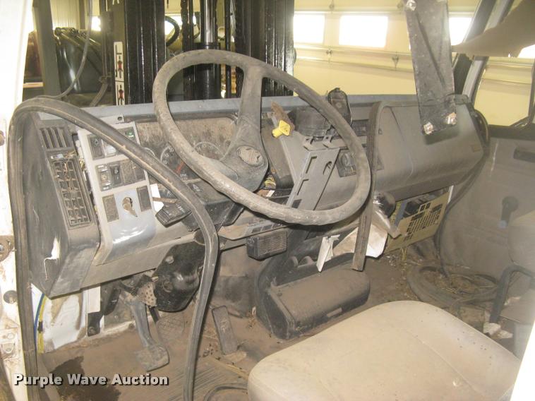 image for item L3925 2003 Freightliner FL70 service truck