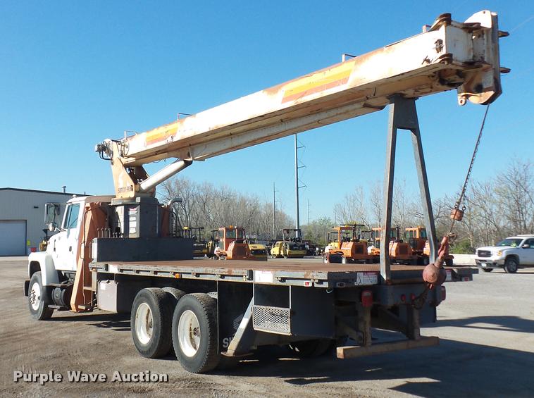 image for item L4700 1993 Ford LT8000 crane truck