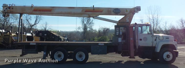 image for item L4700 1993 Ford LT8000 crane truck