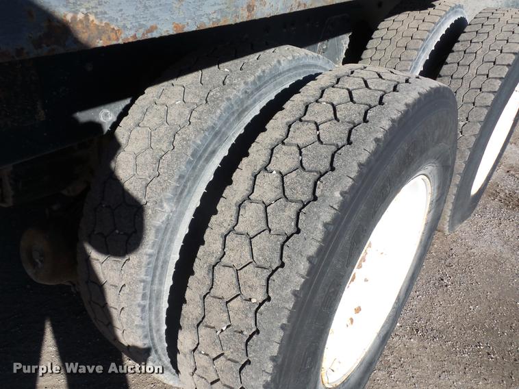 image for item L4700 1993 Ford LT8000 crane truck