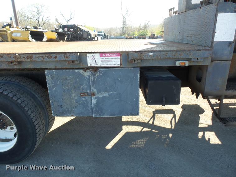 image for item L4700 1993 Ford LT8000 crane truck