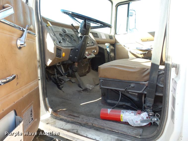 image for item L4700 1993 Ford LT8000 crane truck