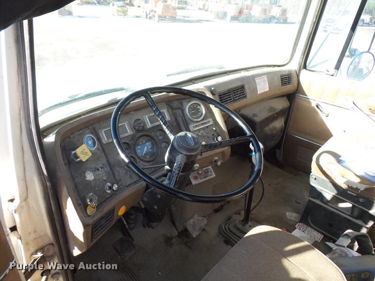 image for item L4700 1993 Ford LT8000 crane truck