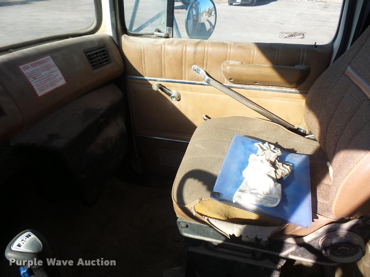 image for item L4700 1993 Ford LT8000 crane truck