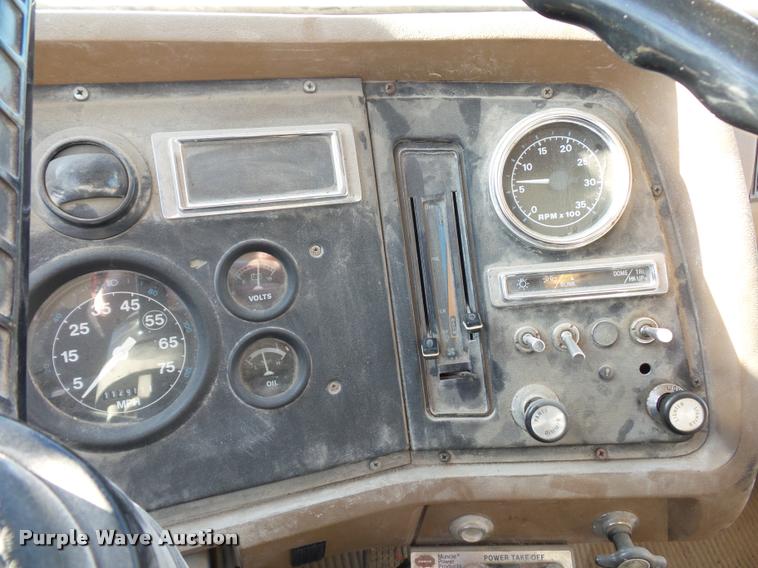 image for item L4700 1993 Ford LT8000 crane truck