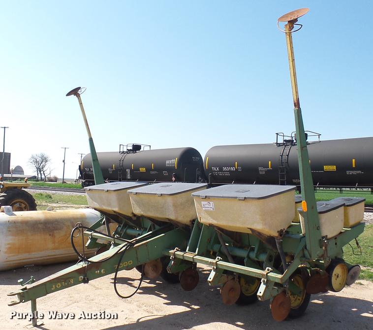 image for item DA0472 John Deere 7000 planter