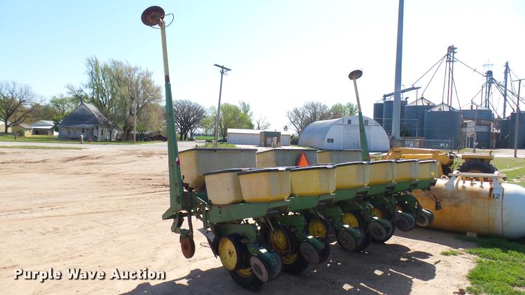 image for item DA0472 John Deere 7000 planter