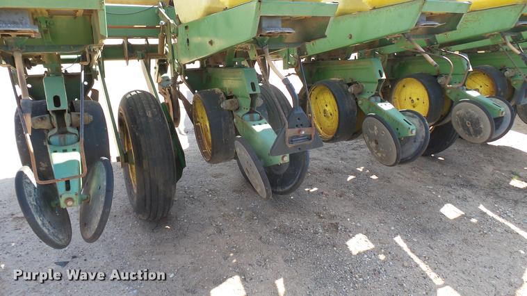 image for item DA0472 John Deere 7000 planter
