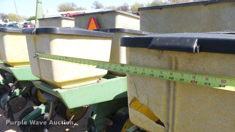 image for item DA0472 John Deere 7000 planter