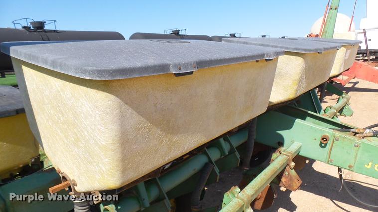 image for item DA0472 John Deere 7000 planter