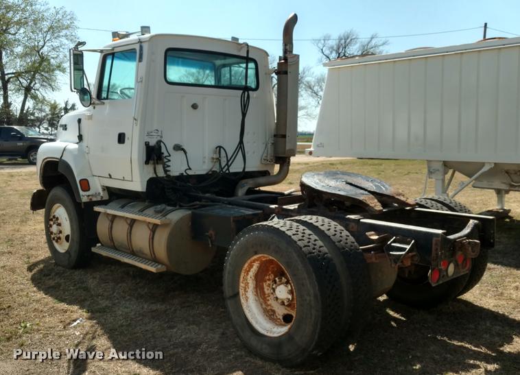image for item DA5531 1995 Ford LA9000 Aero Max 106 semi truck