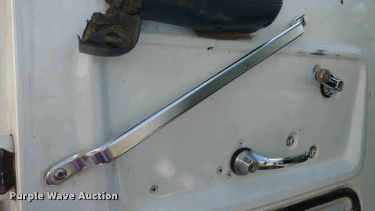 image for item DA5531 1995 Ford LA9000 Aero Max 106 semi truck