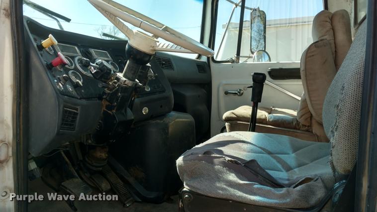 image for item DA5531 1995 Ford LA9000 Aero Max 106 semi truck