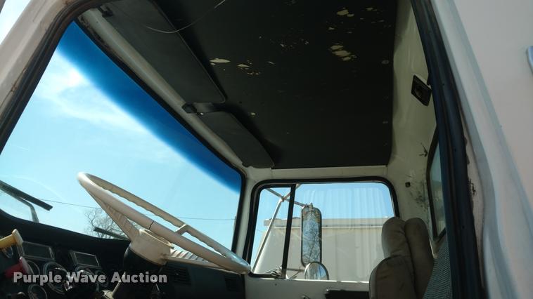 image for item DA5531 1995 Ford LA9000 Aero Max 106 semi truck