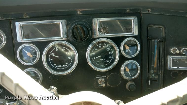 image for item DA5531 1995 Ford LA9000 Aero Max 106 semi truck