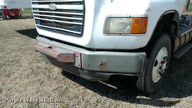 image for item DA5531 1995 Ford LA9000 Aero Max 106 semi truck