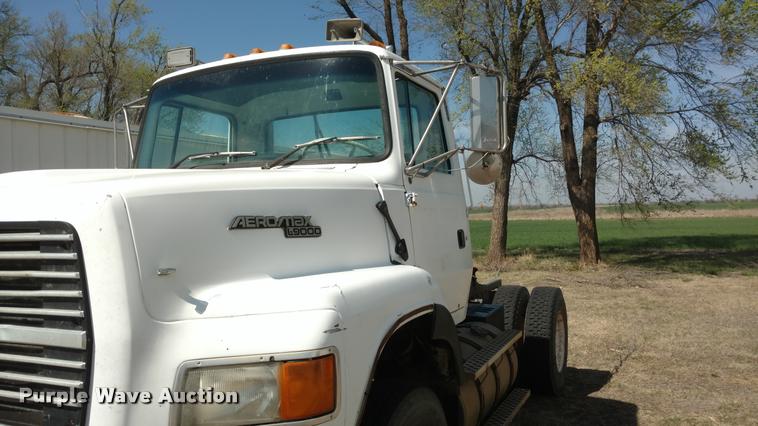 image for item DA5531 1995 Ford LA9000 Aero Max 106 semi truck