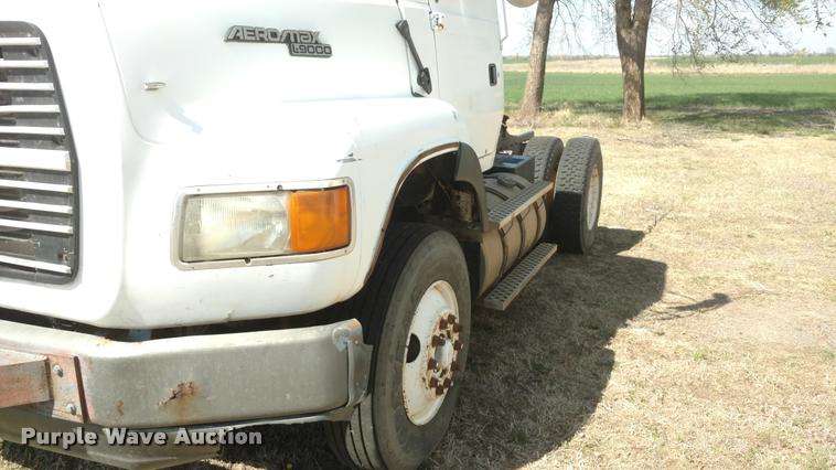 image for item DA5531 1995 Ford LA9000 Aero Max 106 semi truck