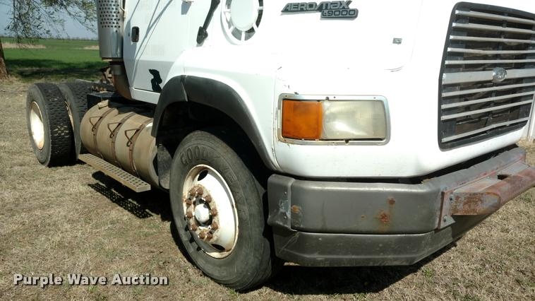 image for item DA5531 1995 Ford LA9000 Aero Max 106 semi truck